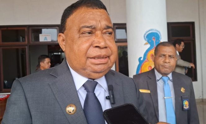 
					Bupati Kepulauan Yapen, Benyamin Arisoy saat ditemui wartawan. (KabarPapua.co/Ainun Faathirjal)