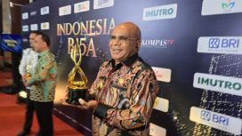 Bupati Puncak Elvis Tabuni menerima penghargaan kategori Apresiasi Daerah Peduli Layanan Publik dan Keterbukaan Informasi pada malam puncak HUT ke-15 Kompas TV. (Foto dok: Diskominfo Puncak)