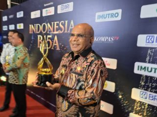 Bupati Puncak Elvis Tabuni menerima penghargaan kategori Apresiasi Daerah Peduli Layanan Publik dan Keterbukaan Informasi pada malam puncak HUT ke-15 Kompas TV. (Foto dok: Diskominfo Puncak)