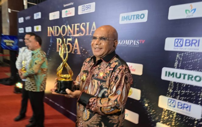 
					Bupati Puncak Elvis Tabuni menerima penghargaan kategori Apresiasi Daerah Peduli Layanan Publik dan Keterbukaan Informasi pada malam puncak HUT ke-15 Kompas TV. (Foto dok: Diskominfo Puncak)
