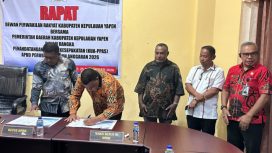 Bupati Kepulauan Yapen Benyamin Arisoy menandatangani Nota Kesepakatan KUA-PPAS APBD Perubahan TA 2026 bersama pimpinan DPRK Kepulauan Yapen. (Foto dok: Humas Pemkab Kepualauan Yapen)
