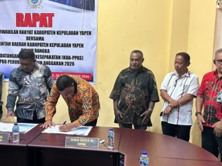 Bupati Kepulauan Yapen Benyamin Arisoy menandatangani Nota Kesepakatan KUA-PPAS APBD Perubahan TA 2026 bersama pimpinan DPRK Kepulauan Yapen. (Foto dok: Humas Pemkab Kepualauan Yapen)
