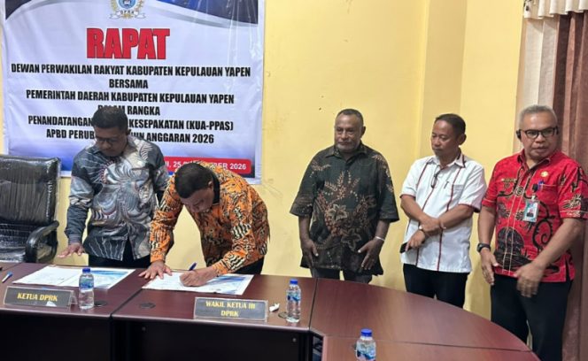 
					Bupati Kepulauan Yapen Benyamin Arisoy menandatangani Nota Kesepakatan KUA-PPAS APBD Perubahan TA 2026 bersama pimpinan DPRK Kepulauan Yapen. (Foto dok: Humas Pemkab Kepualauan Yapen)
