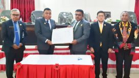 Bupati Kepulauan Yapen Benyamin Arisoy bersama Ketua DPRK Ebzon Sembai memperlihatkan dokumen persetujuan bersama Raperda Perubahan APBD TA 2026 dan tiga Raperda non-APBD. (KabarPapua.co/Ainun Faathirjal)