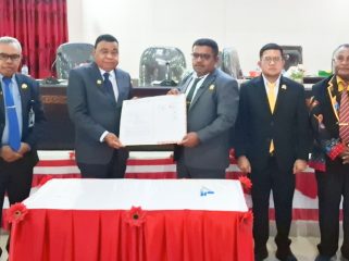 Bupati Kepulauan Yapen Benyamin Arisoy bersama Ketua DPRK Ebzon Sembai memperlihatkan dokumen persetujuan bersama Raperda Perubahan APBD TA 2026 dan tiga Raperda non-APBD. (KabarPapua.co/Ainun Faathirjal)