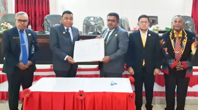 Bupati Kepulauan Yapen Benyamin Arisoy bersama Ketua DPRK Ebzon Sembai memperlihatkan dokumen persetujuan bersama Raperda Perubahan APBD TA 2026 dan tiga Raperda non-APBD. (KabarPapua.co/Ainun Faathirjal)