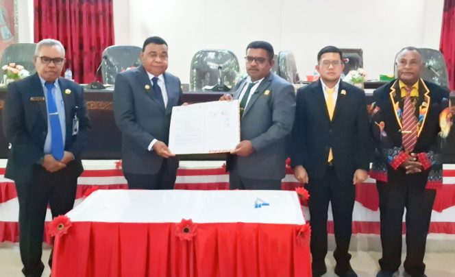 
					Bupati Kepulauan Yapen Benyamin Arisoy bersama Ketua DPRK Ebzon Sembai memperlihatkan dokumen persetujuan bersama Raperda Perubahan APBD TA 2026 dan tiga Raperda non-APBD. (KabarPapua.co/Ainun Faathirjal)
