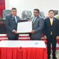 Bupati Kepulauan Yapen Benyamin Arisoy bersama Ketua DPRK Ebzon Sembai memperlihatkan dokumen persetujuan bersama Raperda Perubahan APBD TA 2026 dan tiga Raperda non-APBD. (KabarPapua.co/Ainun Faathirjal)