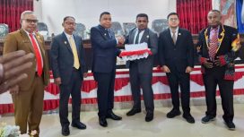 Bupati Kepulauan Yapen Benyamin Arisoy menyerahkan dokumen Raperda Perubahan APBD 2026 kepada Ketua DPRK Kepulauan Yapen Ebzon Sembai dalam Rapat Paripurna III. (KabarPapua.co/Ainun Faathirjal)