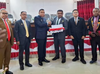 Bupati Kepulauan Yapen Benyamin Arisoy menyerahkan dokumen Raperda Perubahan APBD 2026 kepada Ketua DPRK Kepulauan Yapen Ebzon Sembai dalam Rapat Paripurna III. (KabarPapua.co/Ainun Faathirjal)