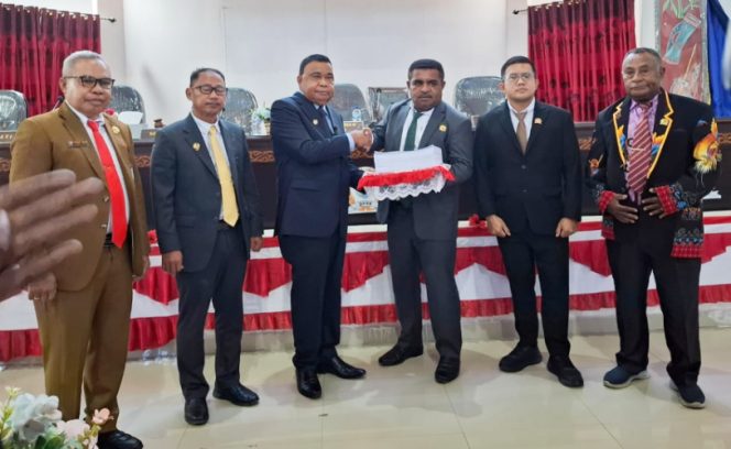 
					Bupati Kepulauan Yapen Benyamin Arisoy menyerahkan dokumen Raperda Perubahan APBD 2026 kepada Ketua DPRK Kepulauan Yapen Ebzon Sembai dalam Rapat Paripurna III. (KabarPapua.co/Ainun Faathirjal)