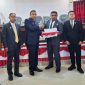 Bupati Kepulauan Yapen Benyamin Arisoy menyerahkan dokumen Raperda Perubahan APBD 2026 kepada Ketua DPRK Kepulauan Yapen Ebzon Sembai dalam Rapat Paripurna III. (KabarPapua.co/Ainun Faathirjal)