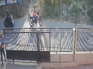 Potongan rekaman CCTV yang memperlihatkan aksi spontan petugas Yantek PLN, Frederick Panjaitan dan Emanuel Balla Wollo, saat selamatkan balita yang keluar dari pagar rumah menuju jalan umum di wilayah Sorong. (Foto dok: IST)