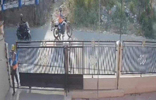 
					Potongan rekaman CCTV yang memperlihatkan aksi spontan petugas Yantek PLN, Frederick Panjaitan dan Emanuel Balla Wollo, saat selamatkan balita yang keluar dari pagar rumah menuju jalan umum di wilayah Sorong. (Foto dok: IST)
