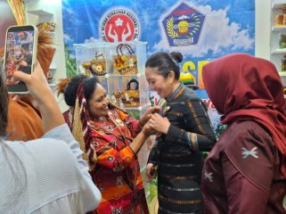 Ketua Dekranasda Kabupaten Jayawijaya Ida Wati Waromi Murip di Pameran Kriyanusa 2026 di Jakarta. (Foto dok: Media Pemda Kabupaten Jayawijaya)