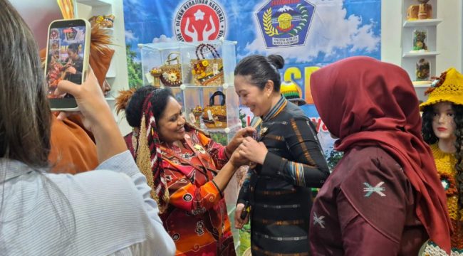 Ketua Dekranasda Kabupaten Jayawijaya Ida Wati Waromi Murip di Pameran Kriyanusa 2026 di Jakarta. (Foto dok: Media Pemda Kabupaten Jayawijaya)