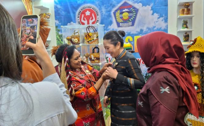 
					Ketua Dekranasda Kabupaten Jayawijaya Ida Wati Waromi Murip di Pameran Kriyanusa 2026 di Jakarta. (Foto dok: Media Pemda Kabupaten Jayawijaya)