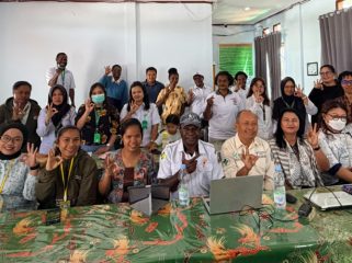 Foto bersama usia pelaksanaan On the Job Training (OJT) bagi Penanggung Jawab Program di Puskesmas se-Kabupaten Dogiyai. (Foto dok: IST)