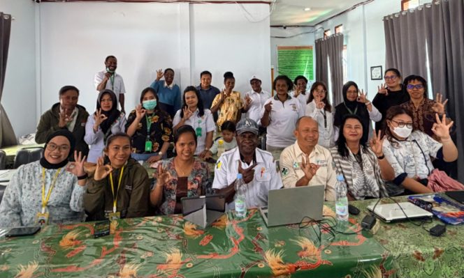 
					Foto bersama usia pelaksanaan On the Job Training (OJT) bagi Penanggung Jawab Program di Puskesmas se-Kabupaten Dogiyai. (Foto dok: IST)