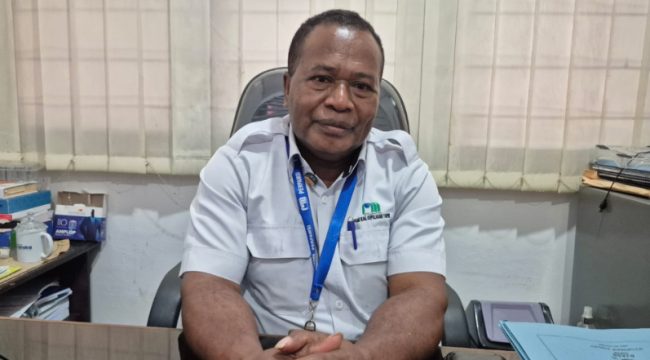 Direktur PDAM Kabupaten Kepulauan Yapen, Yosias Ambokari. (Foto dok: IST)