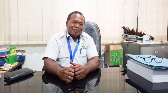 Direktur Perumda Kabupaten Kepulauan Yapen, Yosias Ambokari. (KabarPapua.co/Ainun Faathirjal)