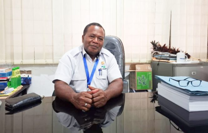 
					Direktur Perumda Kabupaten Kepulauan Yapen, Yosias Ambokari. (KabarPapua.co/Ainun Faathirjal)