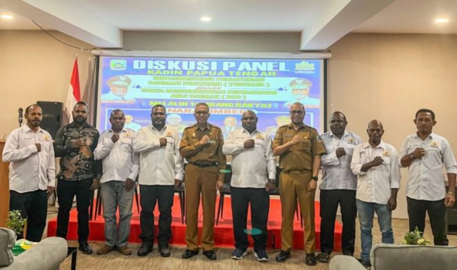 
					Foto bersama usai pembukaan resmi Diskusi Panel yang diselenggarakan Kamar Dagang dan Industri (KADIN) Papua Tengah di Nabire. (Foto dok: papuatengahprov.go.id)