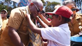 Gubernur Papua Tengah, Meki Nawipa saat dikalungi noken oleh siswa di Sugapa, Kabupaten Intan Jaya. Foto: Aberth You