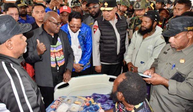 
					Gubernur Papua Tengah Meki Nawipa dan Wagub Papua Tengah Deinas Geley mengunjungi para korban di RSUD Mulia, Puncak Jaya. (Foto dok: papuatengahprov.go.id) 