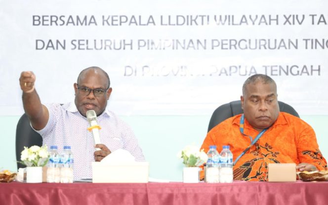 
					Gubernur Papua Tengah Meki Nawipa dan Kepala LLDIKTI Wilayah XIV Suriel Mofu. (Foto dok: papuatengahprov.go.id)
