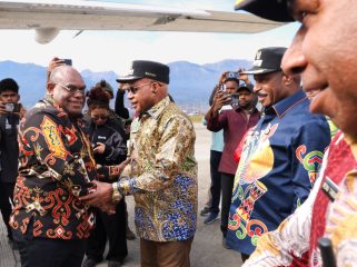 Bupati Kabupaten Puncak, Elvis Tabuni saat menyambut Gubernur Papua Tengah, Meki Nawipa di Ilaga. Foto: Abeth You 