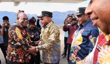 Bupati Kabupaten Puncak, Elvis Tabuni saat menyambut Gubernur Papua Tengah, Meki Nawipa di Ilaga. Foto: Abeth You 