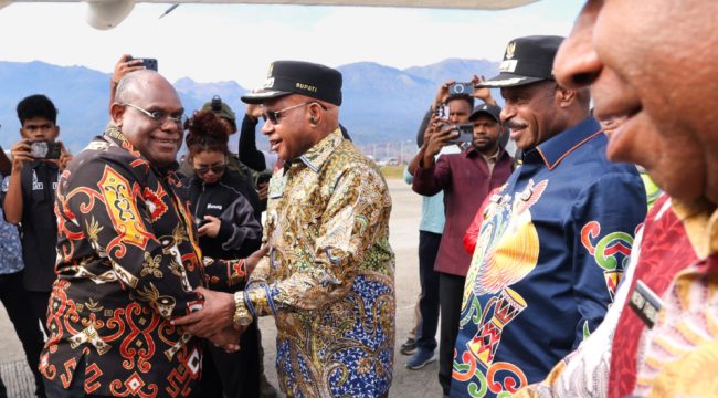 Bupati Kabupaten Puncak, Elvis Tabuni saat menyambut Gubernur Papua Tengah, Meki Nawipa di Ilaga. Foto: Abeth You 