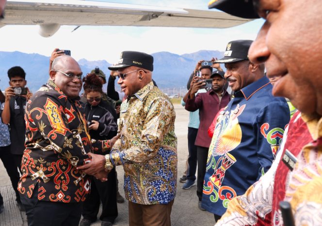 
					Bupati Kabupaten Puncak, Elvis Tabuni saat menyambut Gubernur Papua Tengah, Meki Nawipa di Ilaga. Foto: Abeth You 