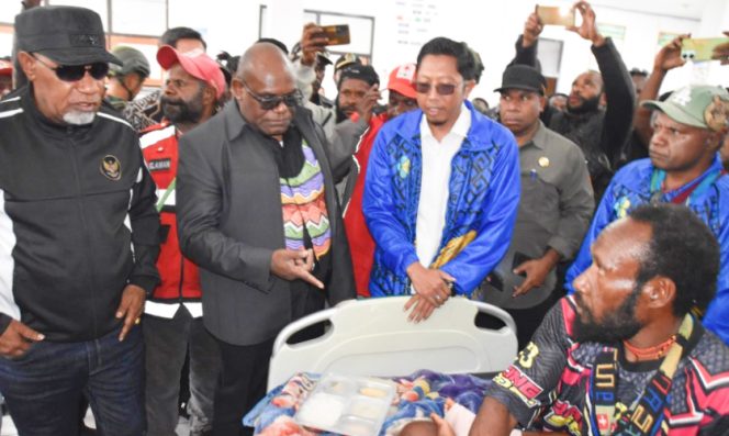 
					Gubernur Papua Tengah Meki Nawipa dan Wagub Papua Tengah Deinas Geley mengunjungi para korban di RSUD Mulia, Puncak Jaya. (Foto dok: papuatengahprov.go.id) 
