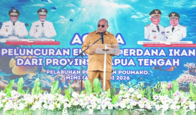 
					Gubernur Papua Tengah, Meki Nawipa secara resmi melepas ekspor perdana tiga kontainer hasil perikanan melalui Pelabuhan Perikanan Indonesia (PPI) Poumako, Kabupaten Mimika. (Foto dok: papuatengahprov.go.id)