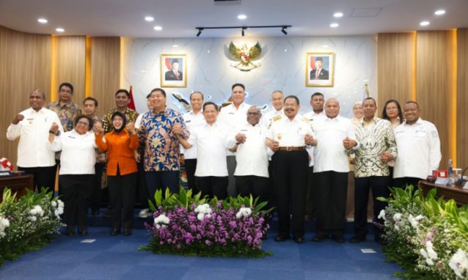 
					Gubernur Papua Tengah, Meki Nawipa, bersama lima gubernur lainnya di wilayah Papua mengikuti pertemuan bersama Mendagri Tito Karnavian dan Menteri PKP Maruarar Sirait di Jakarta. (Foto dok: papuatengahprov.go.id)