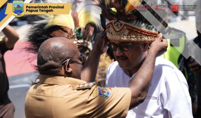 
					Saat Gubernur Papua Tengah Meki Nawipa sambut kedatangan Kajati Papua. (foto dok: papuatengahprov.go.id)