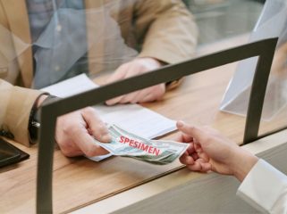 BRI Money Changer hadir di berbagai lokasi strategis di Indonesia sehingga memudahkan nasabah melakukan penukaran mata uang asing. (Ilustrasi dibuat dengan bantuan AI)
