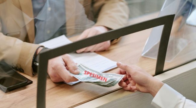 BRI Money Changer hadir di berbagai lokasi strategis di Indonesia sehingga memudahkan nasabah melakukan penukaran mata uang asing. (Ilustrasi dibuat dengan bantuan AI)