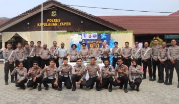 Jajaran personel Satlantas Polres Kepulauan Yapen berfoto bersama dalam rangkaian peringatan HUT Ke-71 Lalu Lintas Bhayangkara. (Foto dok: Humas Polres Kepulauan Yapen)