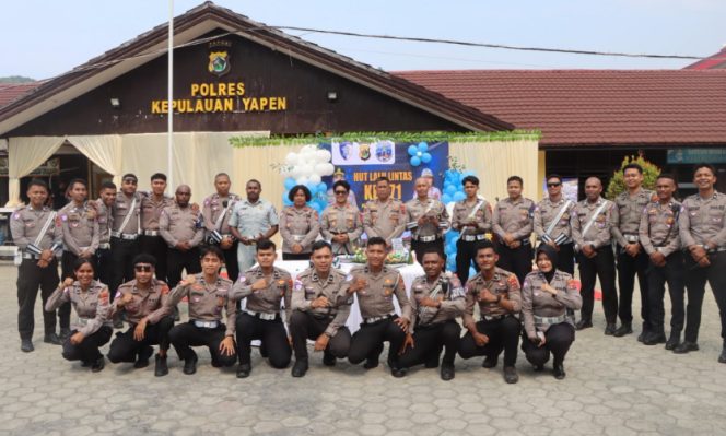 
					Jajaran personel Satlantas Polres Kepulauan Yapen berfoto bersama dalam rangkaian peringatan HUT Ke-71 Lalu Lintas Bhayangkara. (Foto dok: Humas Polres Kepulauan Yapen)