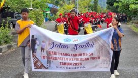Peserta mengikuti jalan santai dalam rangka HUT ke-54 IKT Kabupaten Kepulauan Yapen. (KabarPapua.co/Ainun Faathirjal)

