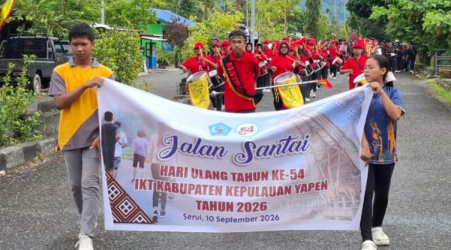 Peserta mengikuti jalan santai dalam rangka HUT ke-54 IKT Kabupaten Kepulauan Yapen. (KabarPapua.co/Ainun Faathirjal)
