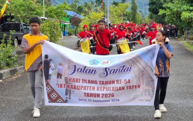 
					Peserta mengikuti jalan santai dalam rangka HUT ke-54 IKT Kabupaten Kepulauan Yapen. (KabarPapua.co/Ainun Faathirjal)
