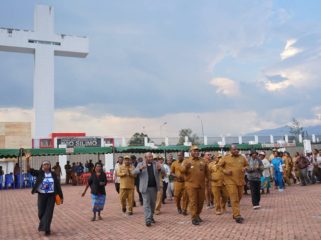 Bupati Jayawijaya Atenius Murip bersama elemen masyarakat, mulai dari pemerintah, TNI-Polri, ASN, tokoh agama turun langsung ke lapangan saat pembukaan kegiatan KKR Wamena Bermazmur di halaman Kantor Bupati Jayawijaya, Wamena. (Foto dok: Kominfo Jayawijaya)