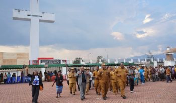 Bupati Jayawijaya Atenius Murip bersama elemen masyarakat, mulai dari pemerintah, TNI-Polri, ASN, tokoh agama turun langsung ke lapangan saat pembukaan kegiatan KKR Wamena Bermazmur di halaman Kantor Bupati Jayawijaya, Wamena. (Foto dok: Kominfo Jayawijaya)
