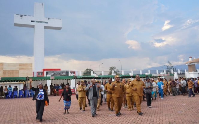 
					Bupati Jayawijaya Atenius Murip bersama elemen masyarakat, mulai dari pemerintah, TNI-Polri, ASN, tokoh agama turun langsung ke lapangan saat pembukaan kegiatan KKR Wamena Bermazmur di halaman Kantor Bupati Jayawijaya, Wamena. (Foto dok: Kominfo Jayawijaya)