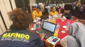 Salah satu Asisten Trainer Mafindo Jayapura, Ruth Elisabeth Sinay melakukan pendampingan kepada peserta Pelatihan Kelas Kecerdasan Artifisial-AIGTS dalam implementasi Modul Versi 2.0 Mafindo Jayapura. (KabarPapua.co/Cunding Levi)