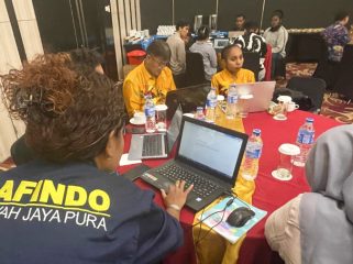Salah satu Asisten Trainer Mafindo Jayapura, Ruth Elisabeth Sinay melakukan pendampingan kepada peserta Pelatihan Kelas Kecerdasan Artifisial-AIGTS dalam implementasi Modul Versi 2.0 Mafindo Jayapura. (KabarPapua.co/Cunding Levi)